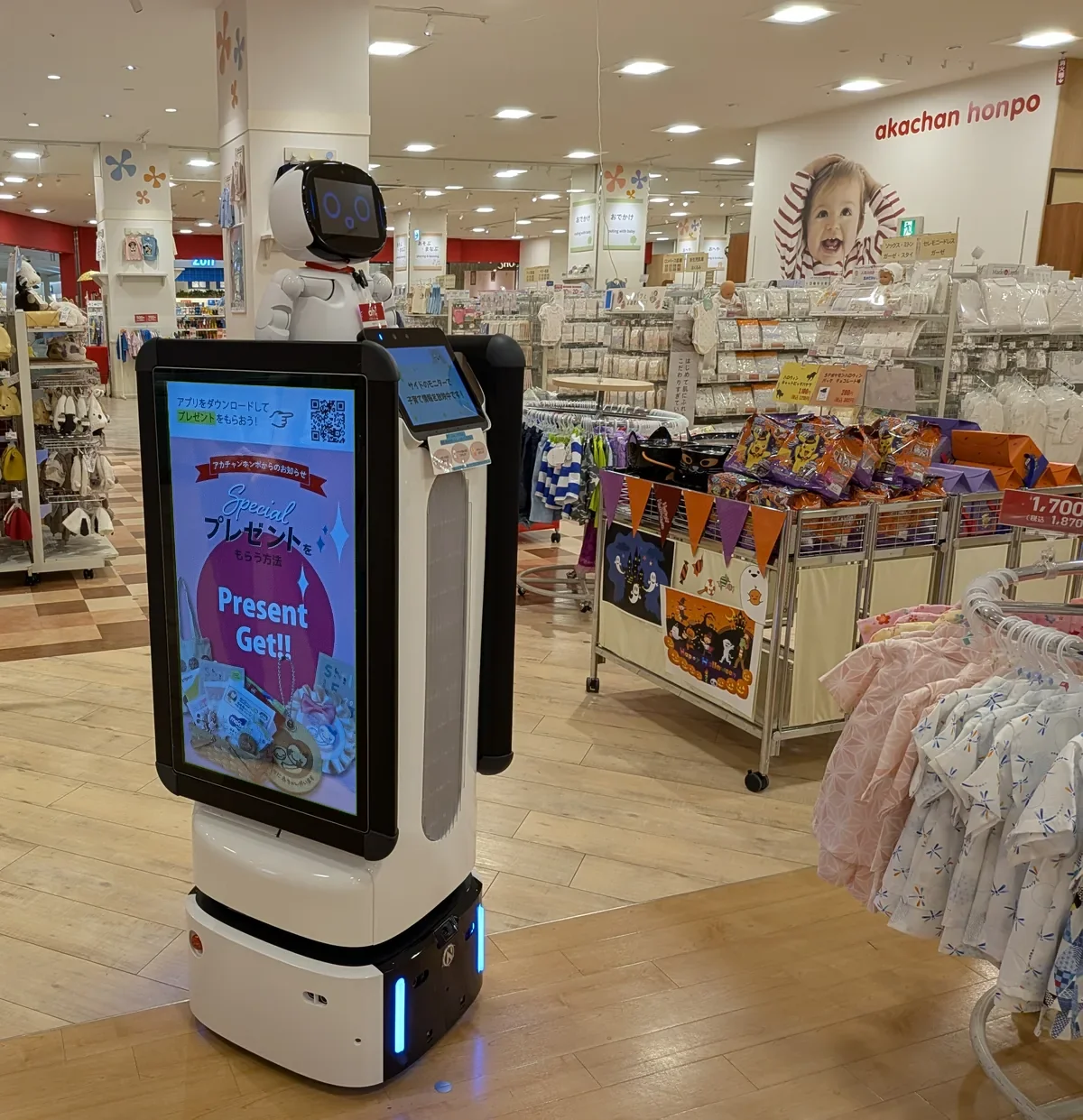 アカチャンホンポ アリオ北砂店の売り場で、両面ディスプレイに情報を映して立つサイネージ型 Collibot