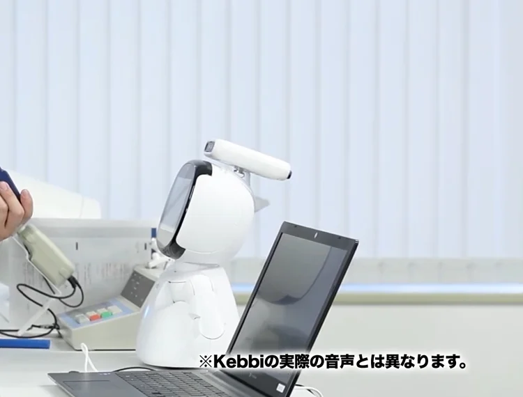 運送事業所の点呼場でアルコールチェック機と並ぶ Kebbi