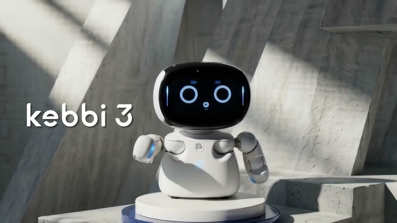 コンクリート調の台の上でポーズをとる Kebbi 3 と製品ロゴ