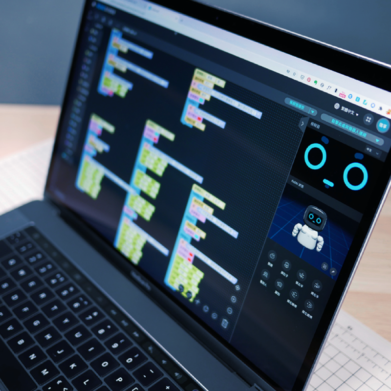Kebbi Air S – Robot Creator 機器人組裝套件｜CodeLab 程式實驗室是一款線上圖像化程式編輯工具，不需要會寫程式語言，只要透過方塊的拖拉組合，就可以創造出精彩的機器人互動。